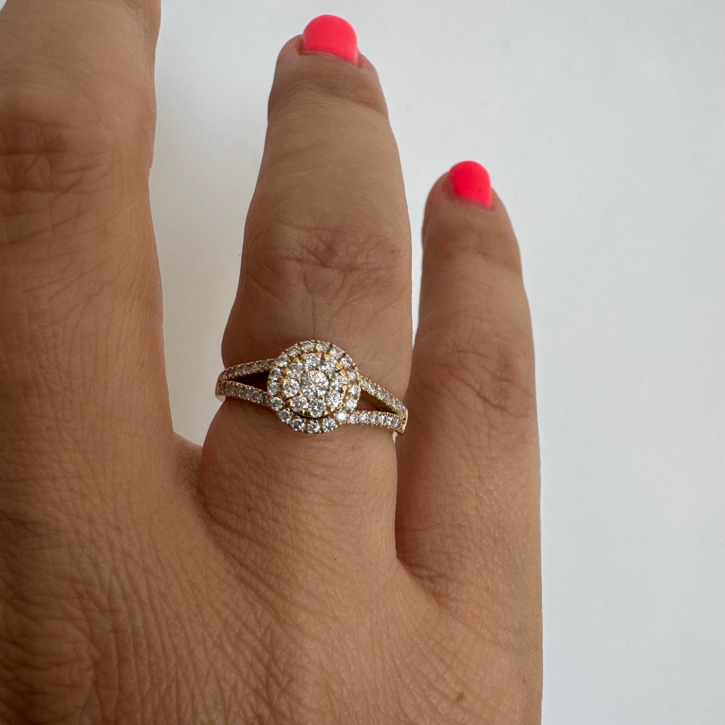 טבעת זהב צהוב 14 קראט משובצת יהלומים