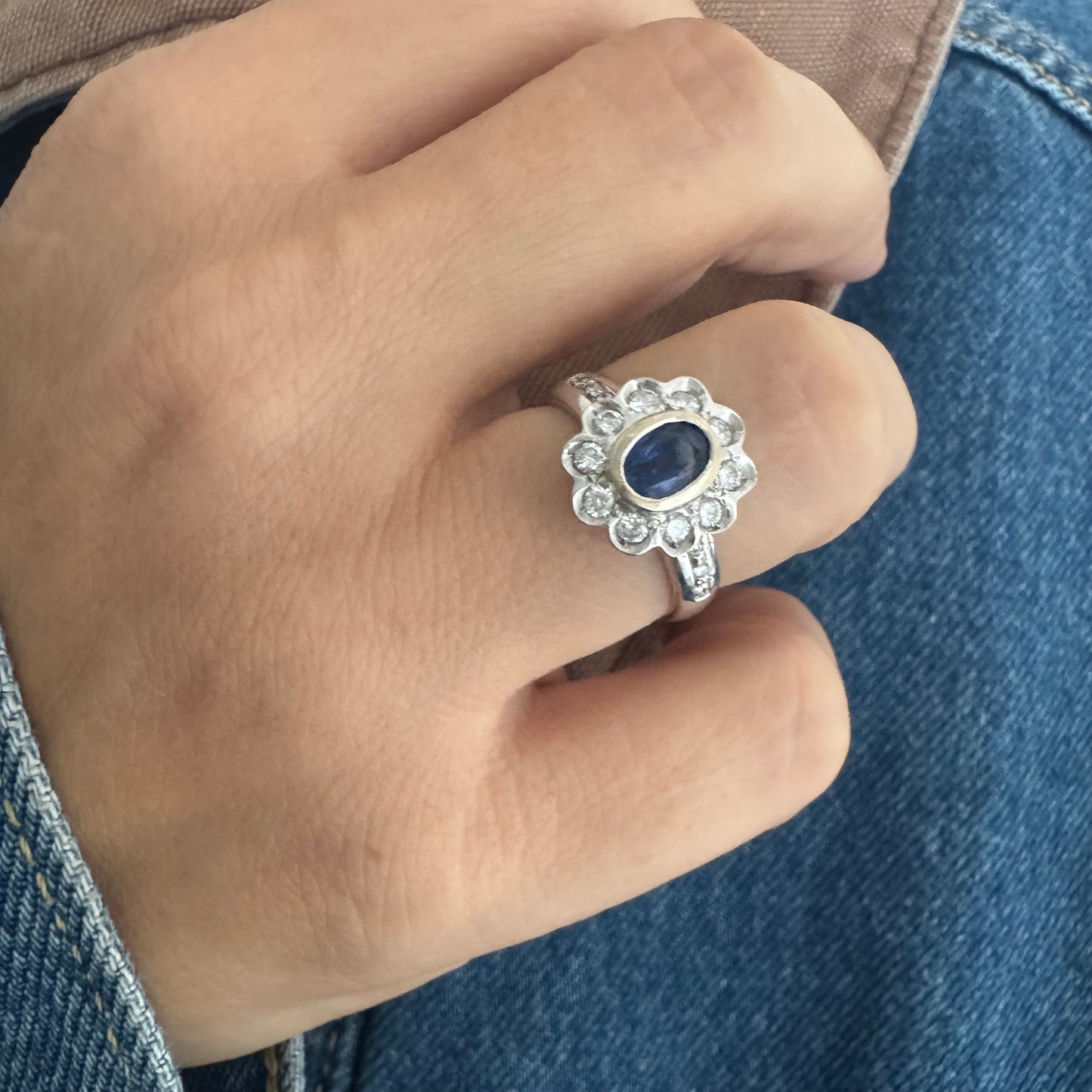 טבעת זהב לבן 18 קראט משובצת אבן ספיר במרכז וסביבה משובצים יהלומים