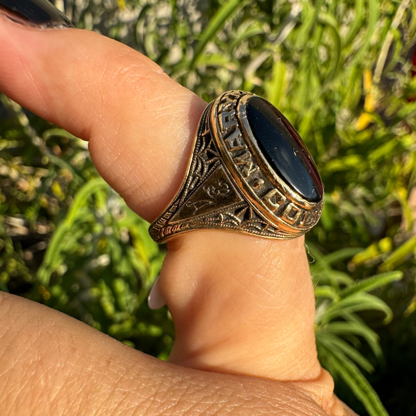 טבעת זהב צהוב 10 קראט משובצת אבן אוניקס שחורה