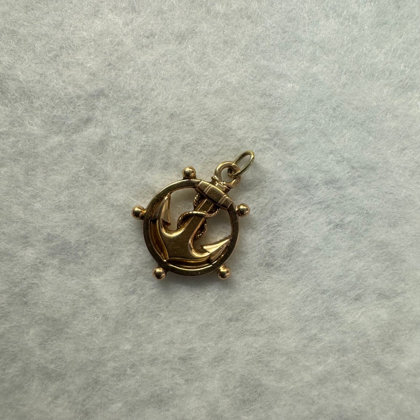 18K gold pendant featuring an anchor framed within a lifebuoy