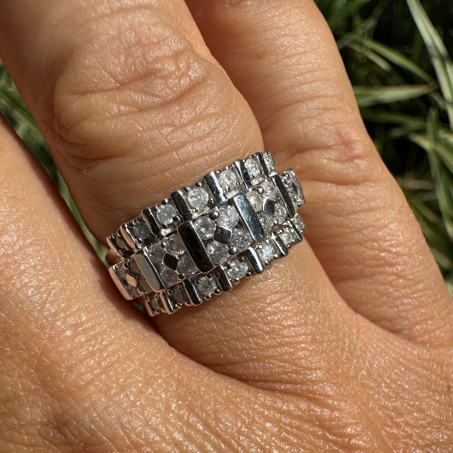 טבעת זהב לבן 10 קראט משובצת יהלומים