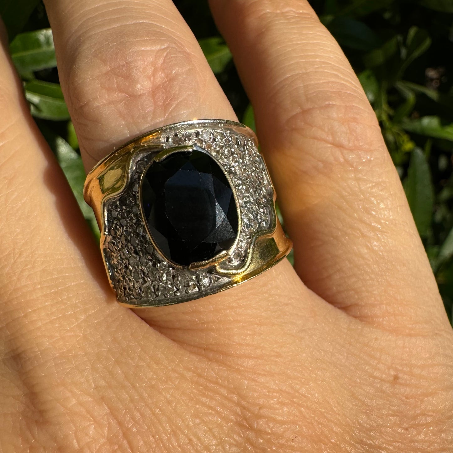 18K gold ring set with Sapphire & Diamonds