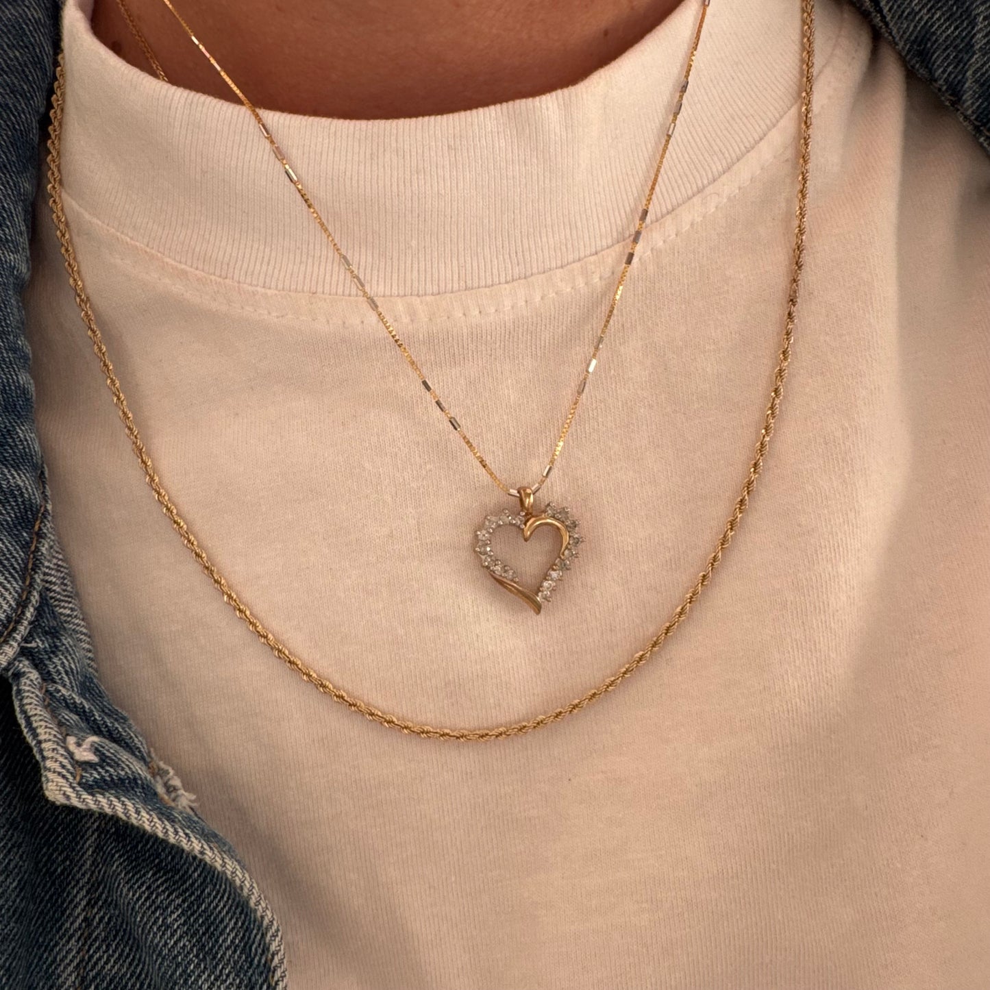 תליון לב זהב צהוב 14 קראט, משובץ יהלומים עדינים בעיצוב וינטג’ רומנטי. 