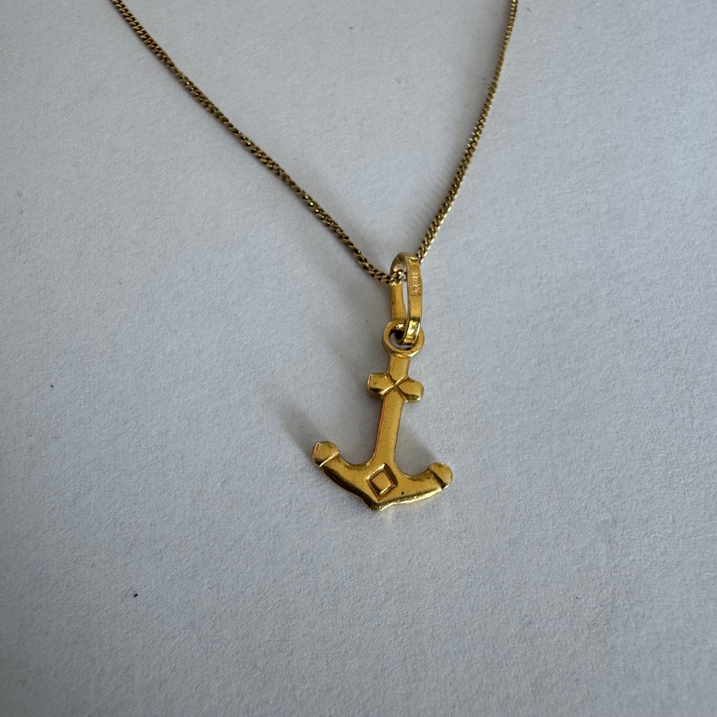 תליון עוגן מזהב 14 קראט.