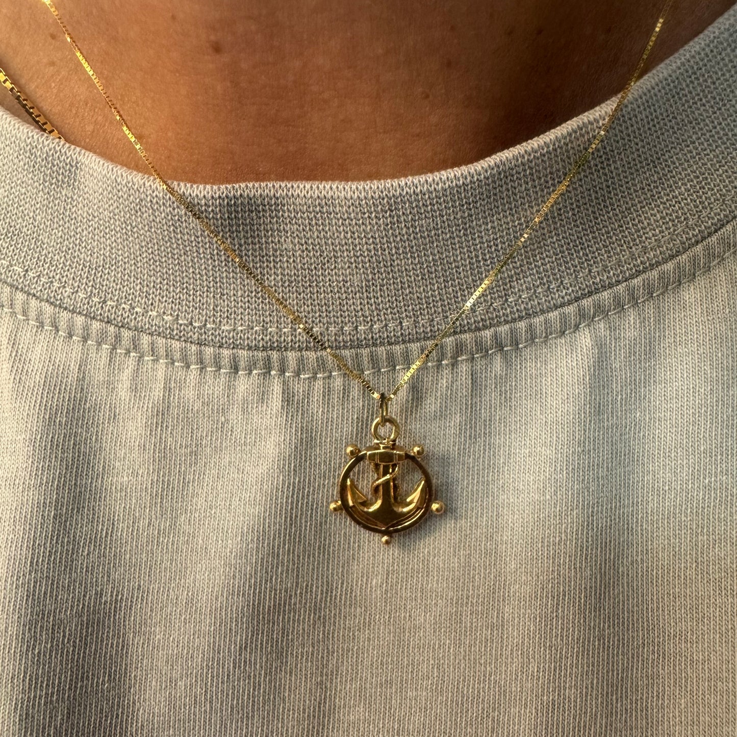 18K gold pendant featuring an anchor framed within a lifebuoy