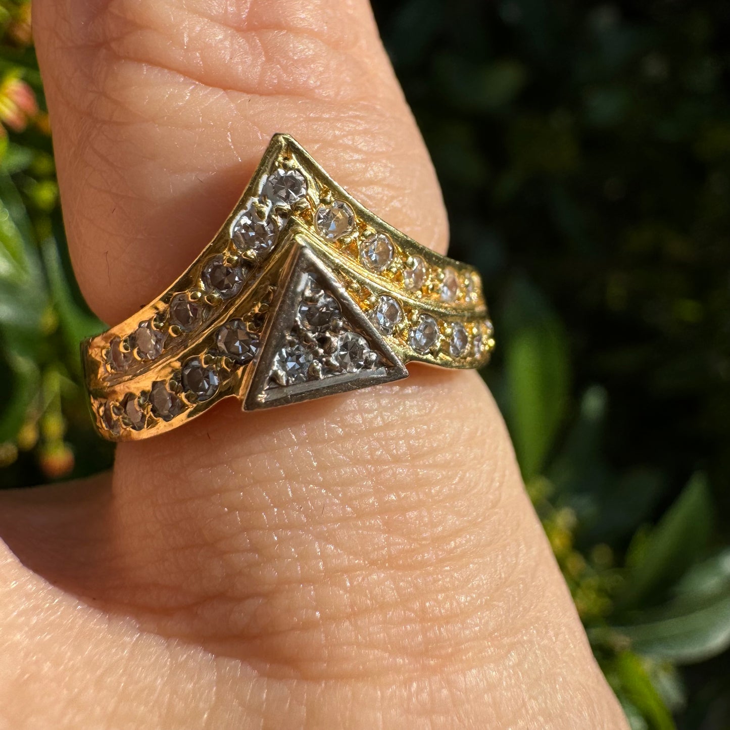 18K gold ring set with Diamonds