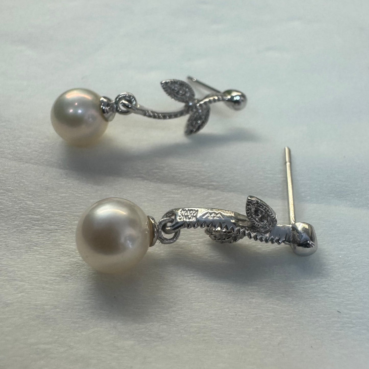 עגילים נופלים עדינים, זהב לבן 14 קראט עם עיצוב עלים , כל אחד משובץ פנינה עגולה בקצה