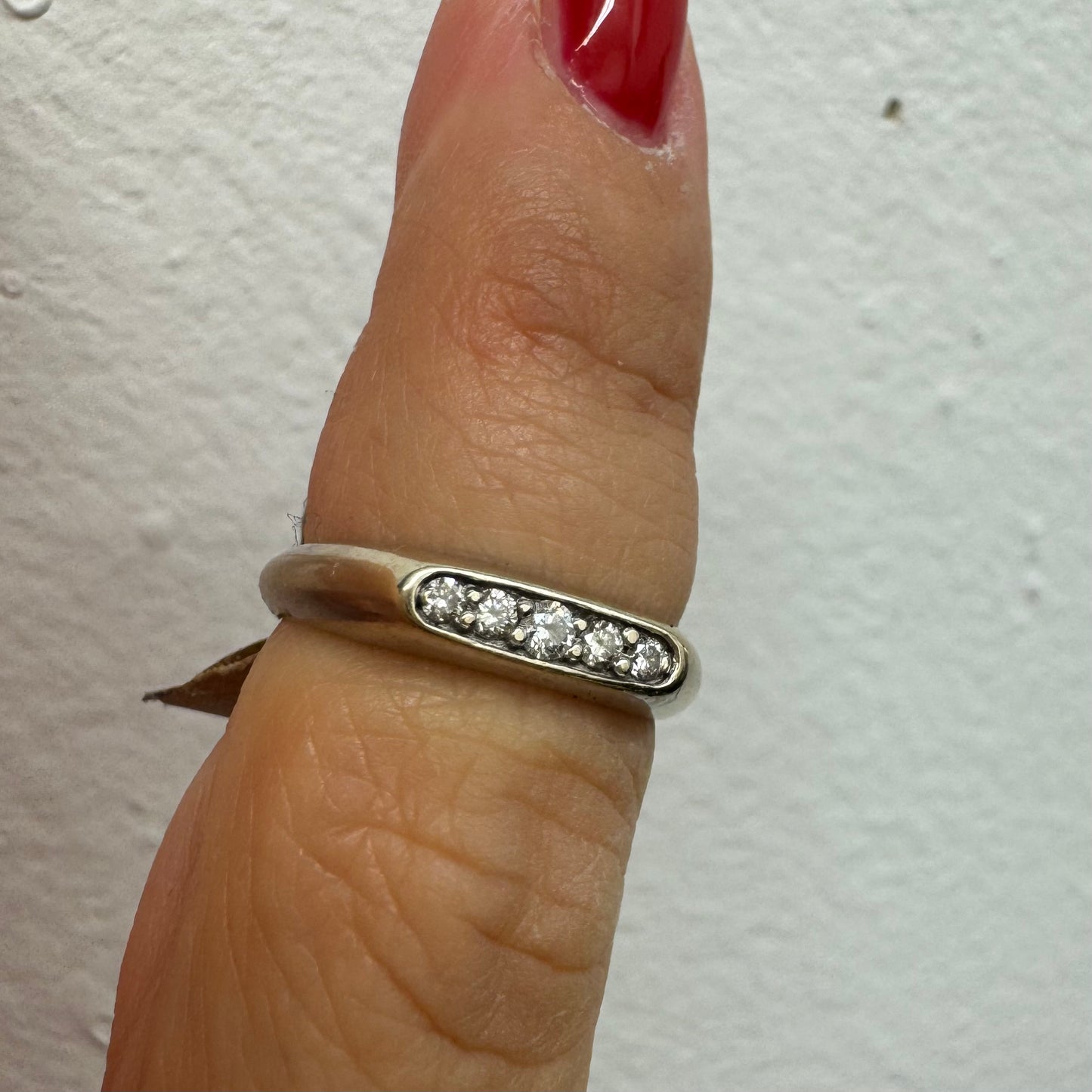 טבעת זהב לבן 14 קראט, בעיצוב עדין וקלאסי, משובצת שורת יהלומים קטנים במסגרת חלקה ונוחה לענידה יומיומית. 