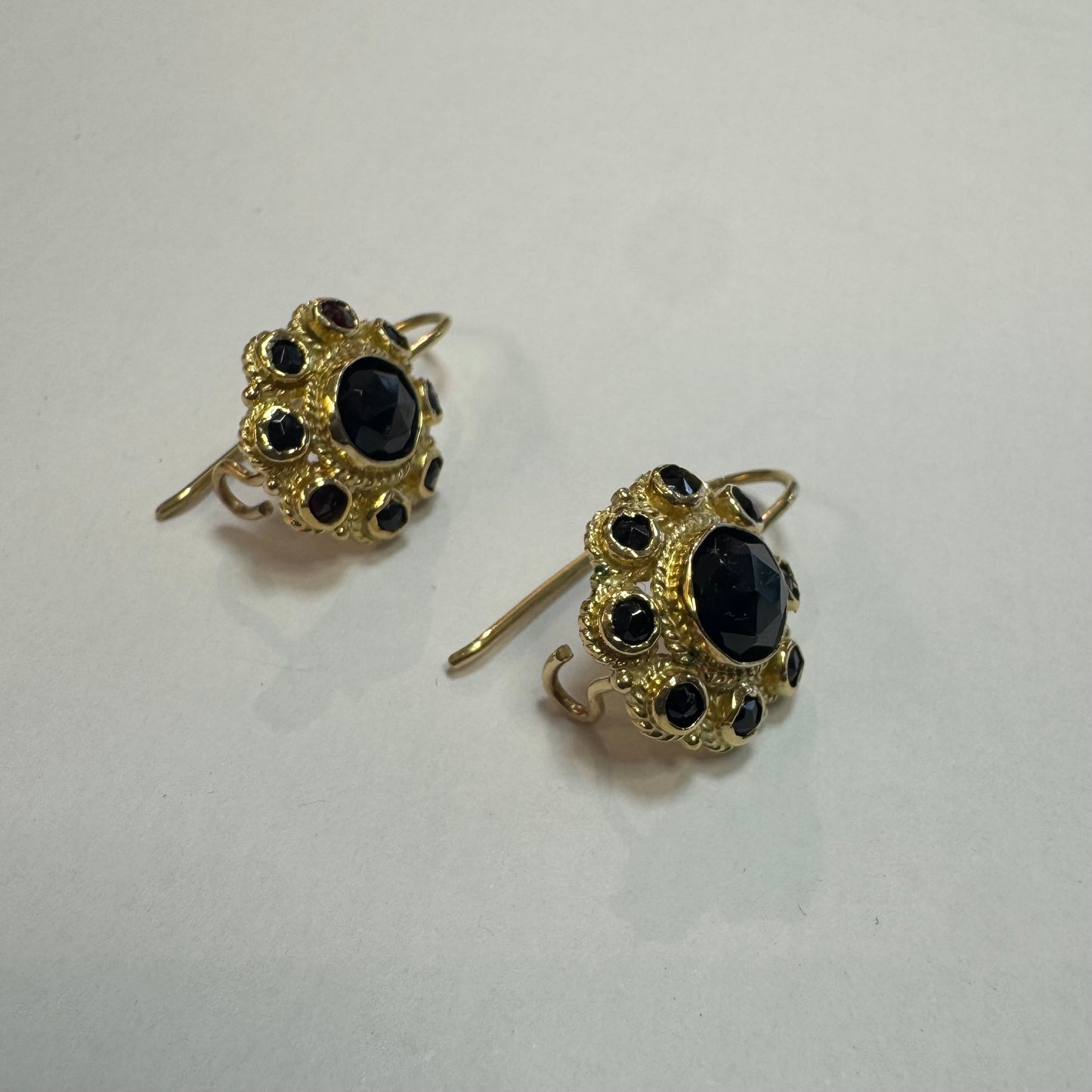 עגילי זהב צהוב 14 קראט, נופלים באורך בינוני, משובצים אבני גרנט