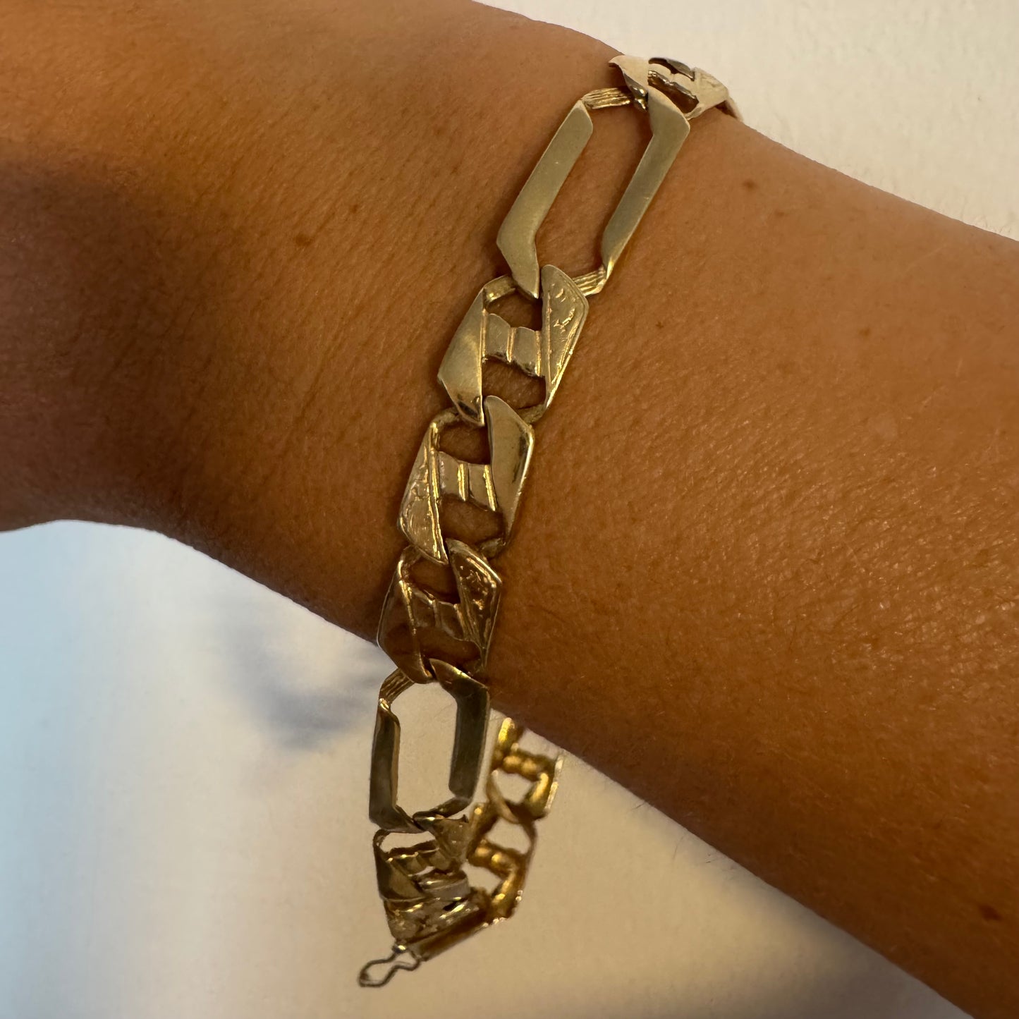 צמיד זהב צהוב 14 קראט בעיצוב חוליות מודרני ומיוחד.