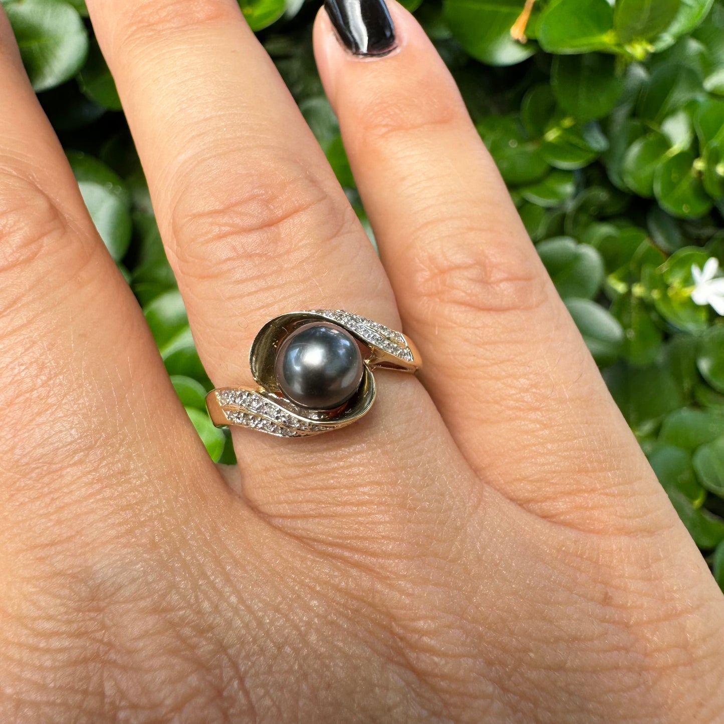 14K gold ring set with Black Pearl & Diamonds