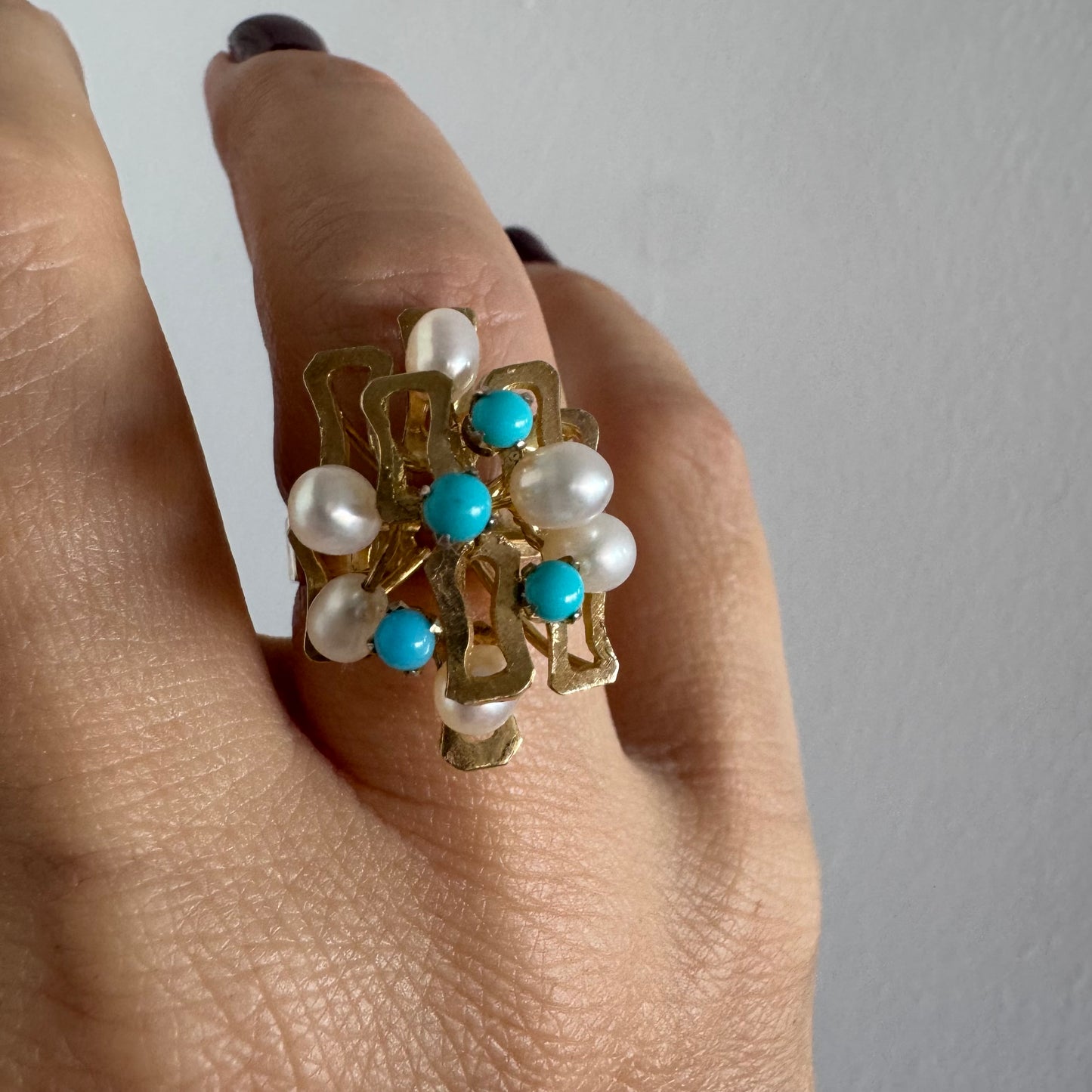 טבעת זהב צהוב 14 קראט משובצת פנינים עגולות ואבני טורקיז ליצירת ניגוד מרשים