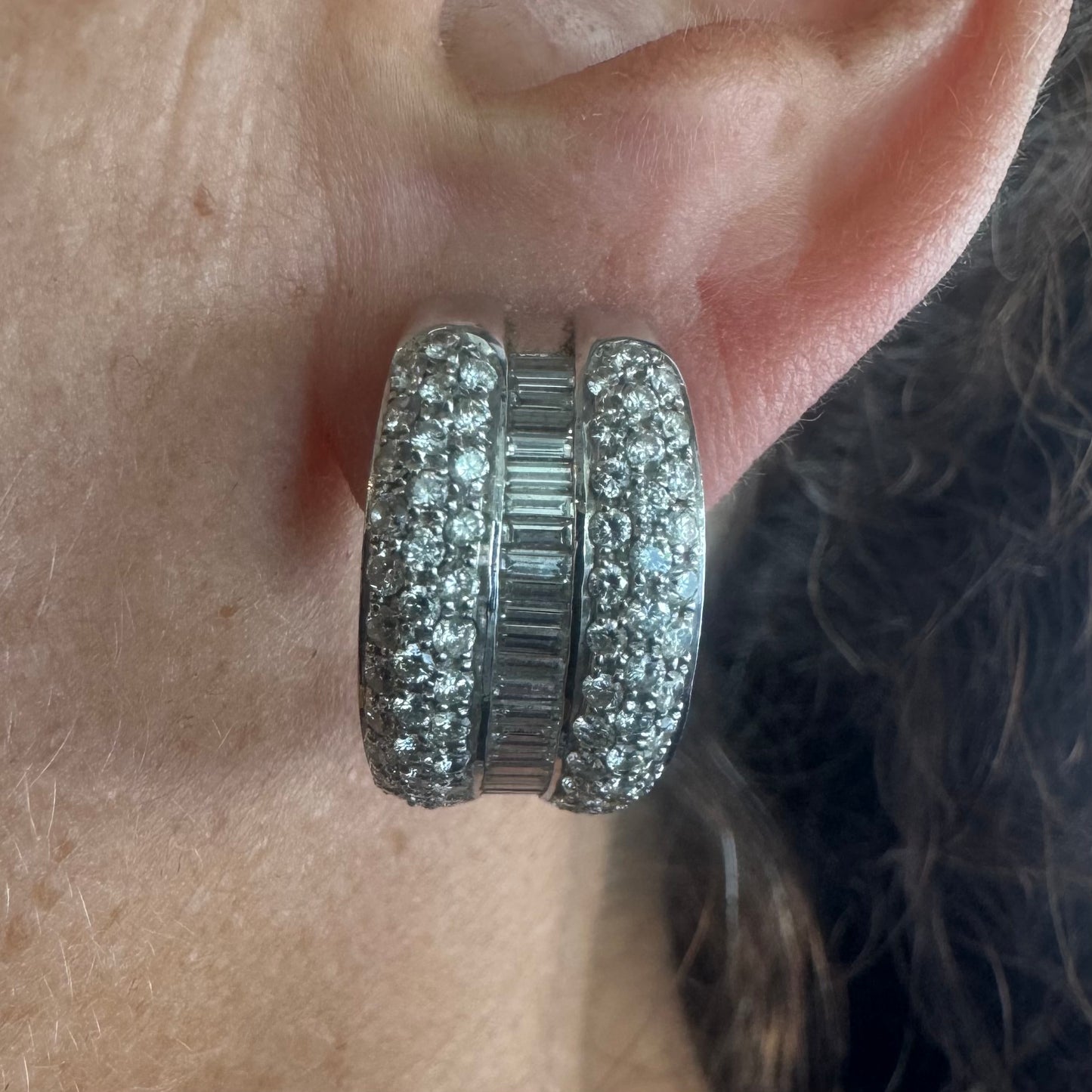 עגילי זהב לבן 18 קראט בעיצוב גאומטרי ייחודי משובצים יהלומים בחיתוכים שונים