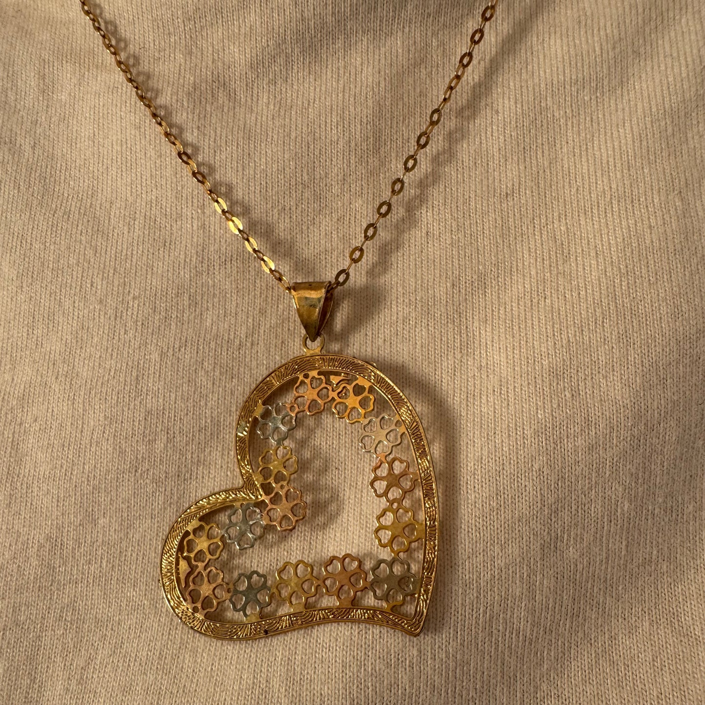 שרשרת ותליון זהב 14 קראט, שילוב יפהפה של זהב לבן, אדום וצהוב.