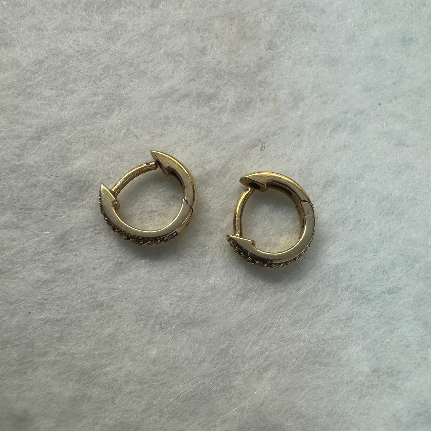 עגילי זהב צהוב 18 קראט של המותג "טוס" 