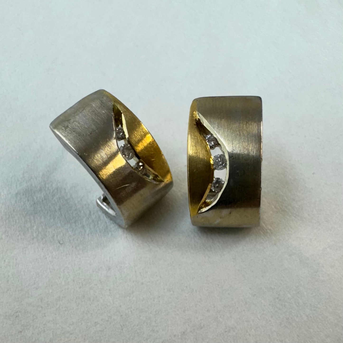 עגילי זהב 18K משובצים יהלומים