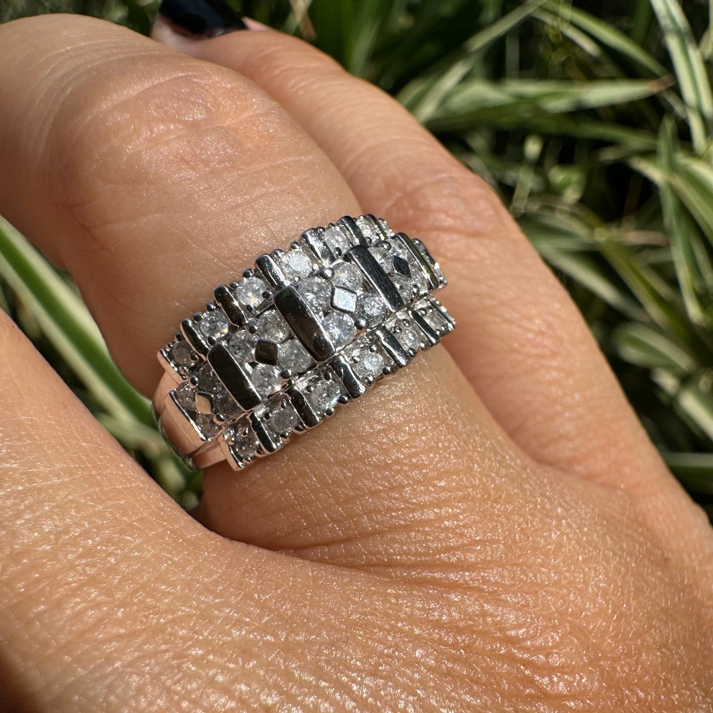 טבעת זהב לבן 10 קראט משובצת יהלומים