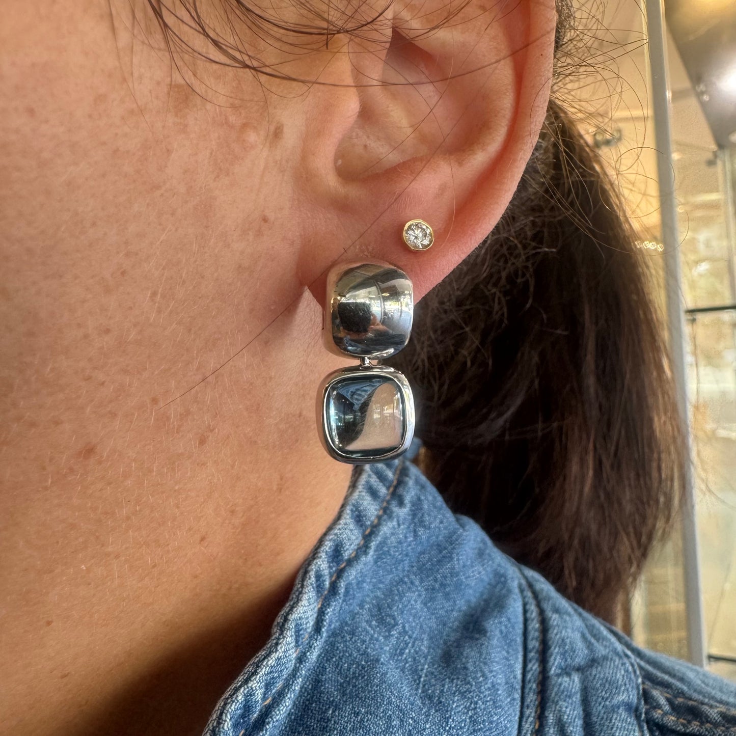 עגילי זהב לבן 18 קראט, נופלים קצרים, משובצים אבן אקוומרין