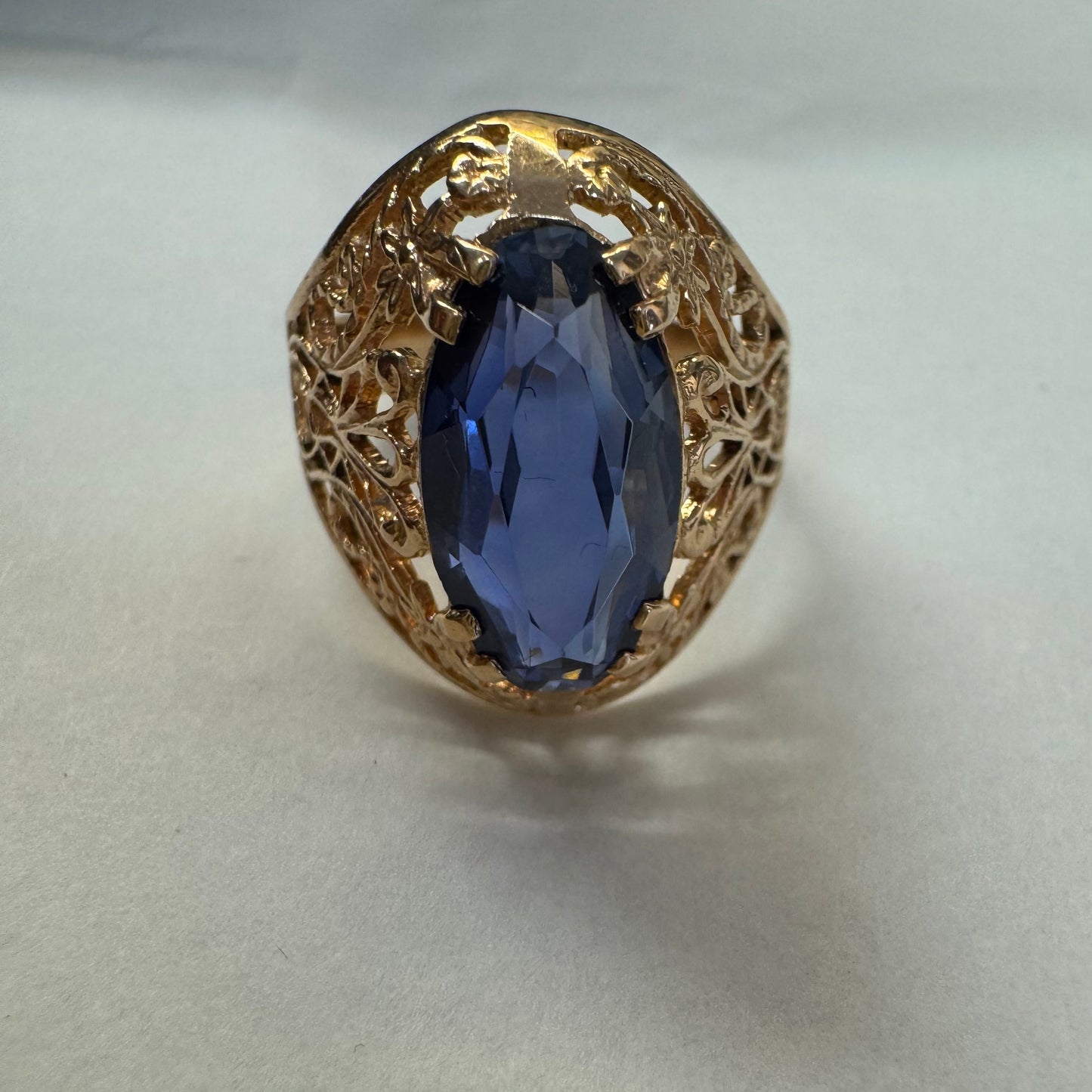 טבעת זהב 14 קראט משובצת אבן טנזנייט גדולה בחיתוך אליפסה, בעיצוב תחרה מרהיב