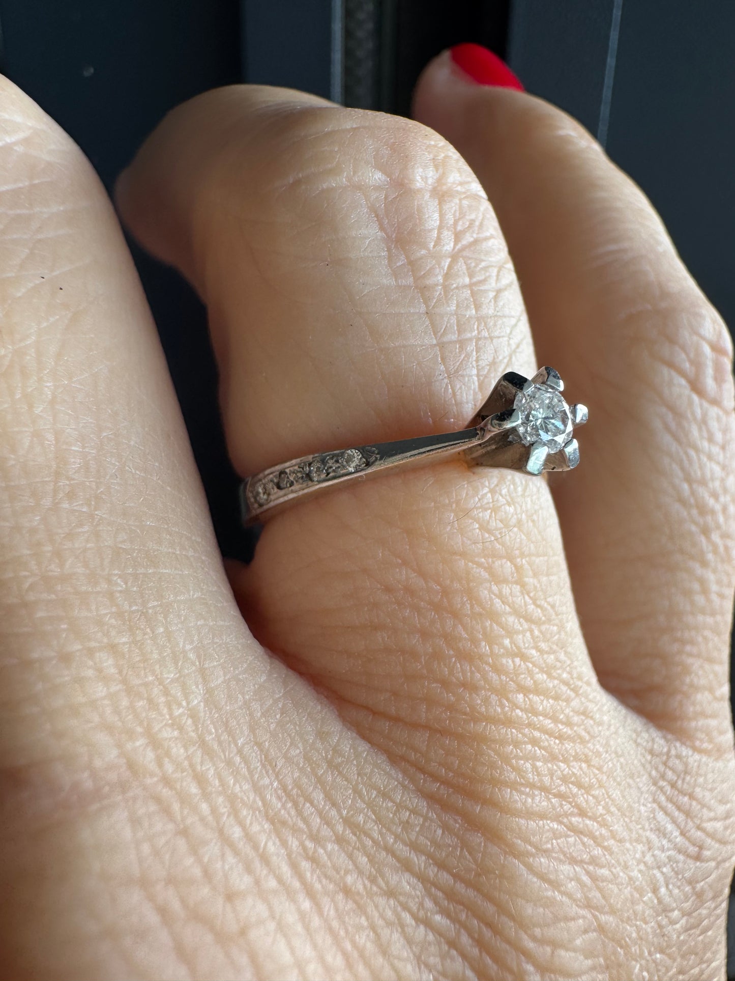 טבעת זהב לבן 14 קראט משובצת יהלום מרכזי ויהלומים בצדדים