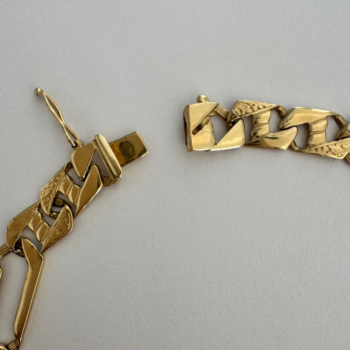 צמיד זהב צהוב 14 קראט בעיצוב חוליות מודרני ומיוחד.