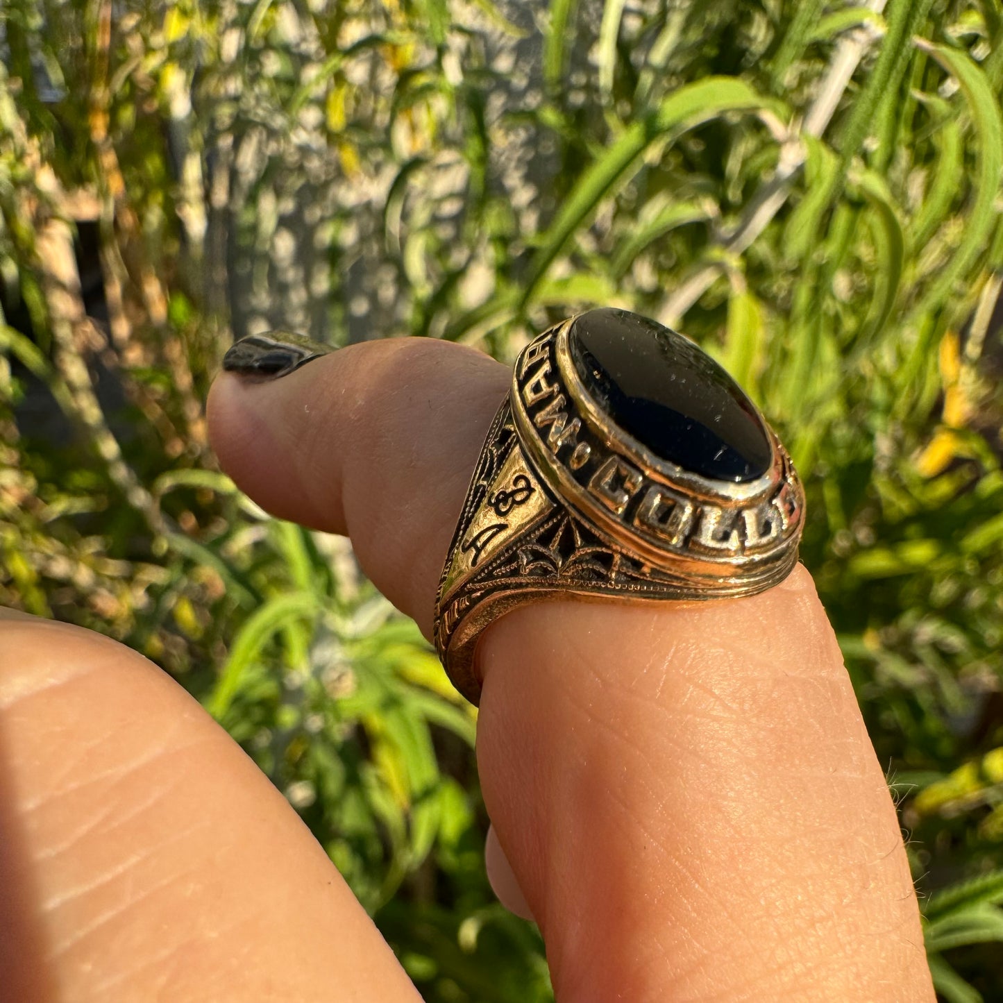 טבעת זהב צהוב 10 קראט משובצת אבן אוניקס שחורה