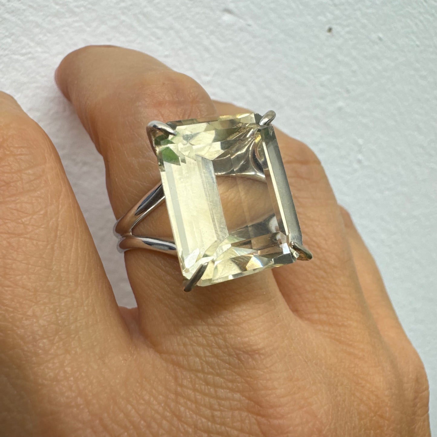 טבעת זהב לבן 18 קראט בעיצוב אלגנטי של H. Stern, משובצת אבן קוורץ גדולה בחיתוך מלבני .