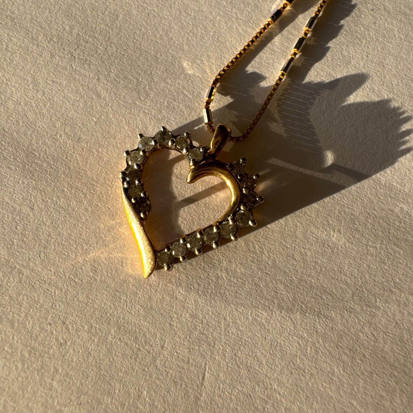 תליון לב זהב צהוב 14 קראט, משובץ יהלומים עדינים בעיצוב וינטג’ רומנטי. 