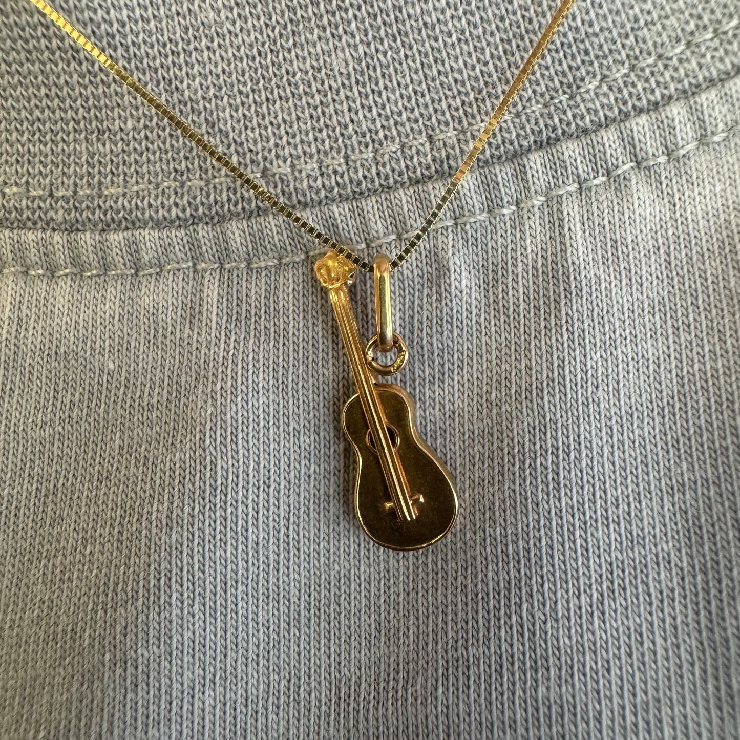 18K gold guitar pendant