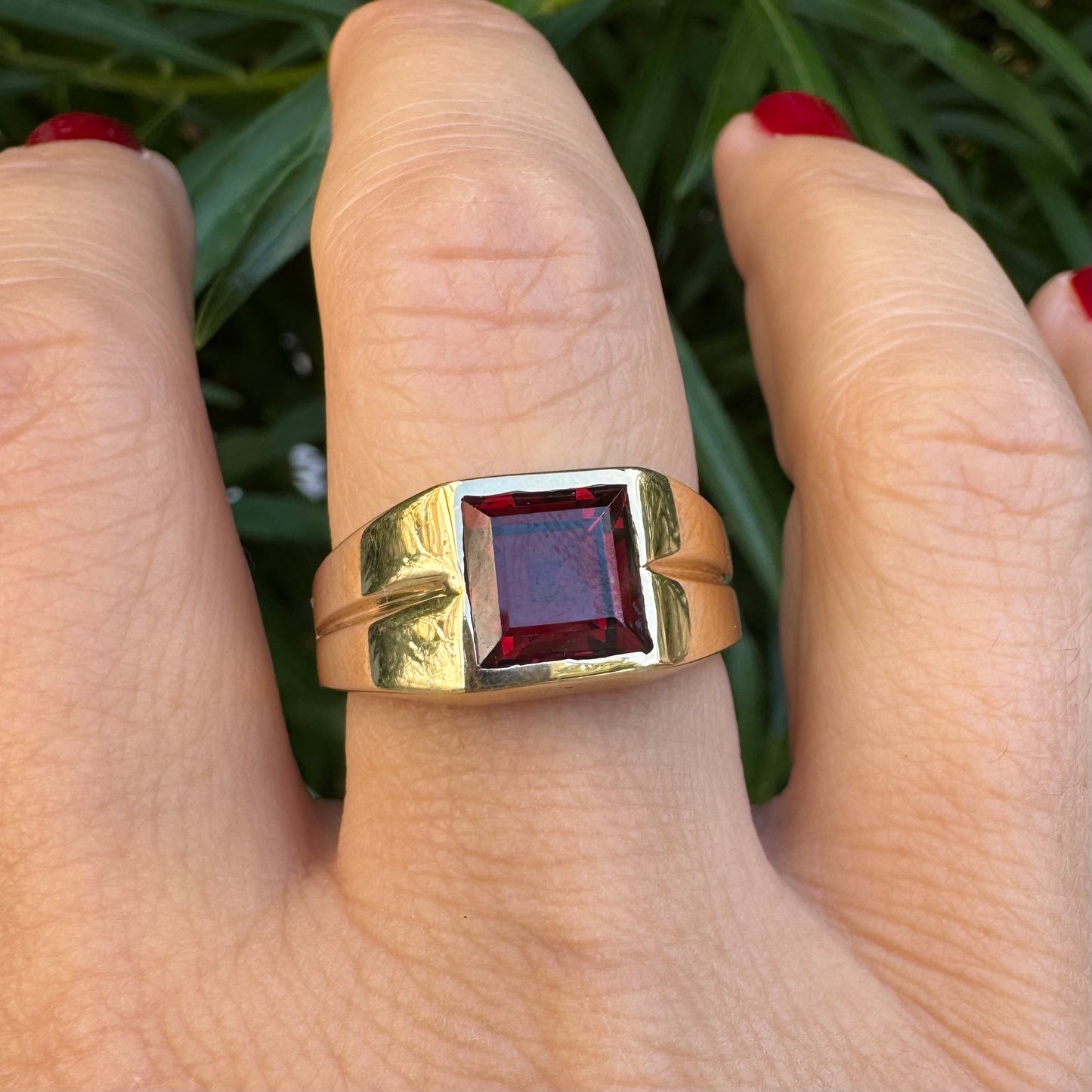 טבעת זהב צהוב 14 קראט משובצת אבן אדומה בחיתוך ריבועי 