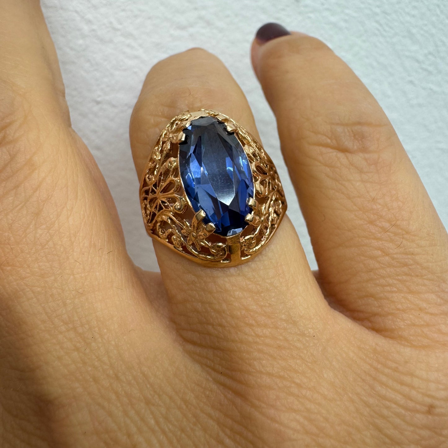 טבעת זהב 14 קראט משובצת אבן טנזנייט גדולה בחיתוך אליפסה, בעיצוב תחרה מרהיב