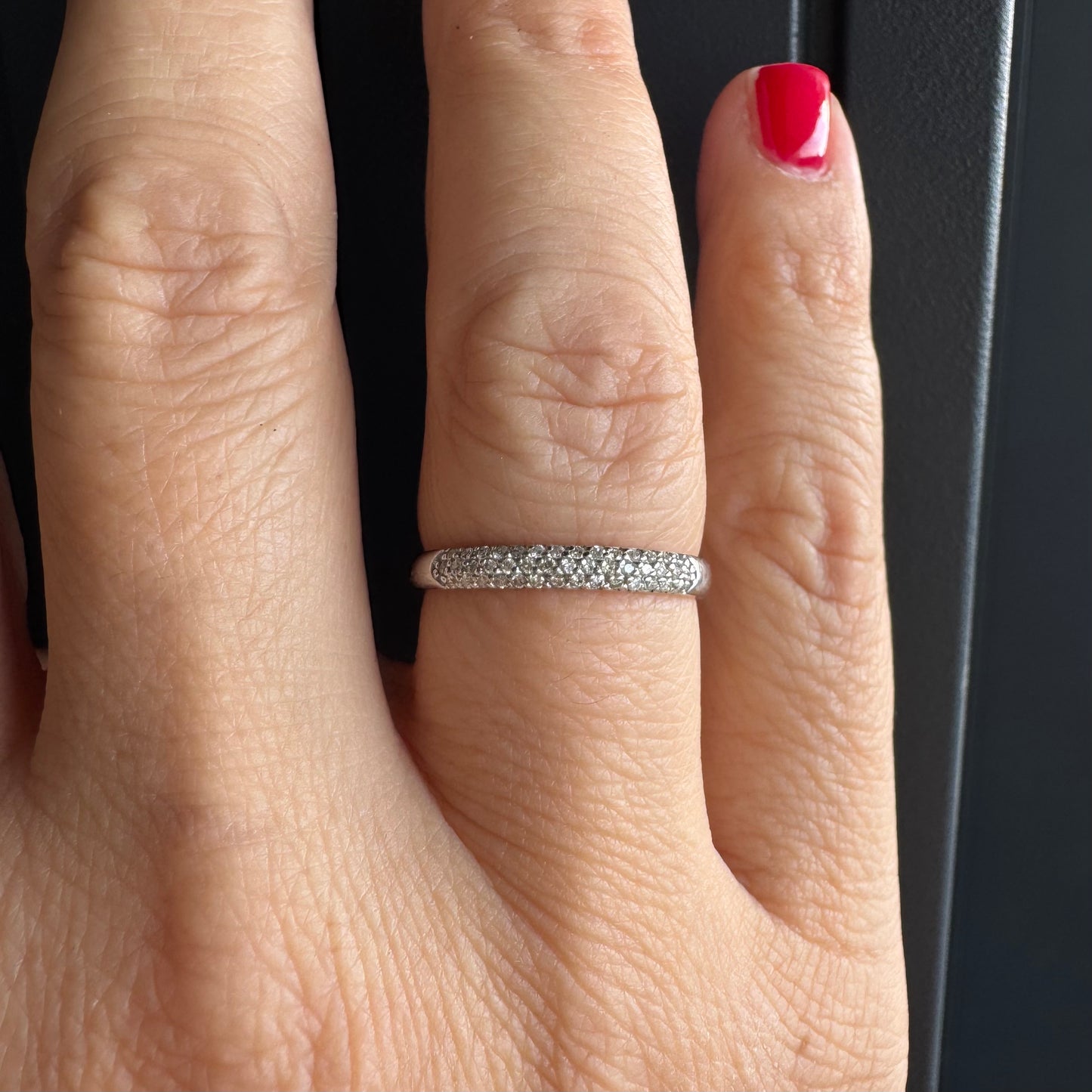 טבעת זהב לבן 14 קראט משובצת שורת יהלומים נוצצים.