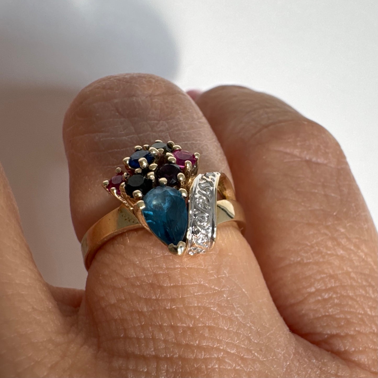 טבעת זהב צהוב 14 קראט משובצת שילוב אבני חן צבעוניות ויהלומים בעיצוב ייחודי.