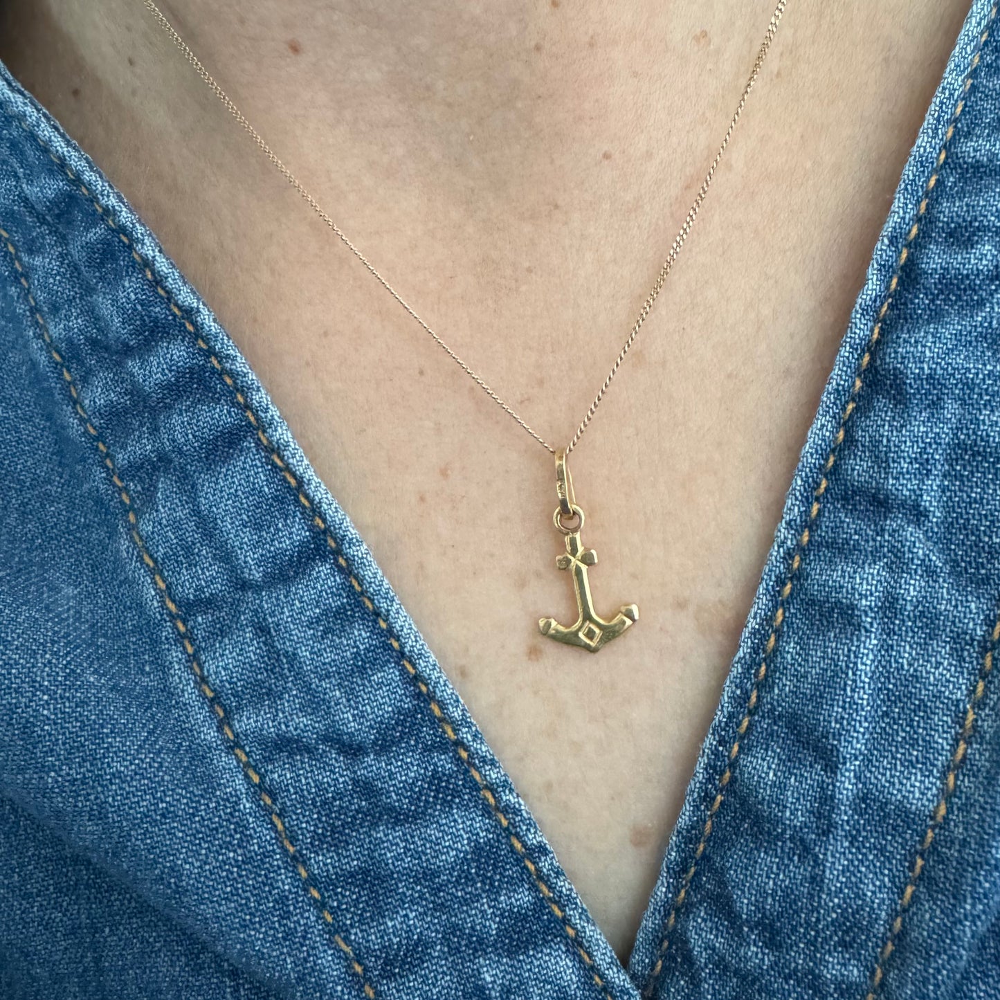 תליון עוגן מזהב 14 קראט.