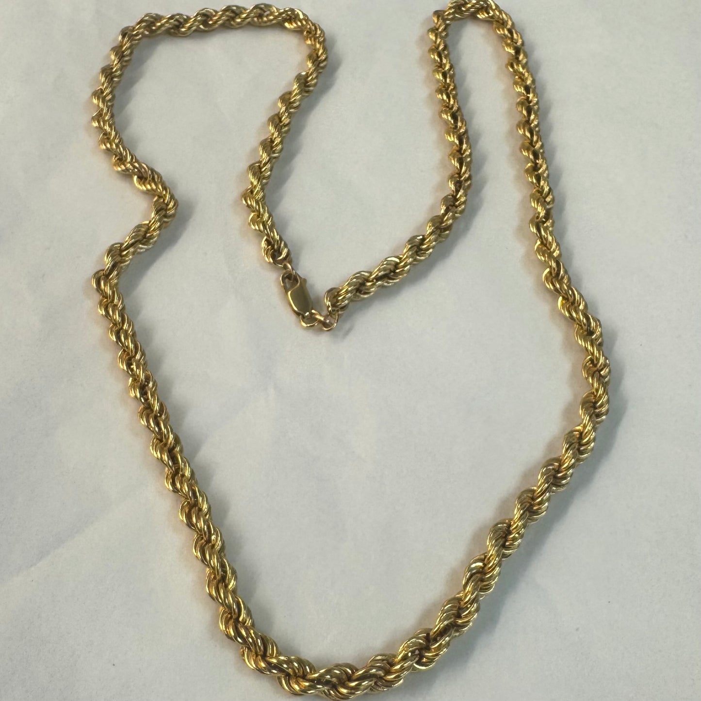 שרשרת זהב צהוב 14 קראט בדוגמת חבל (Rope Chain) עיצוב קלוע ועשיר שמחזיר את האור מכל זווית.