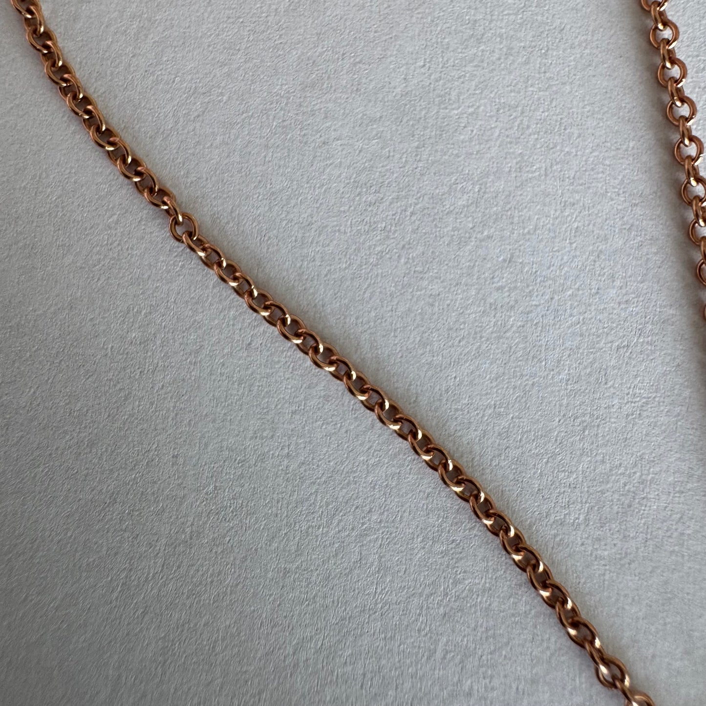 שרשרת זהב 14 קראט עם תליון בצורת כוכב משובץ יהלומים.