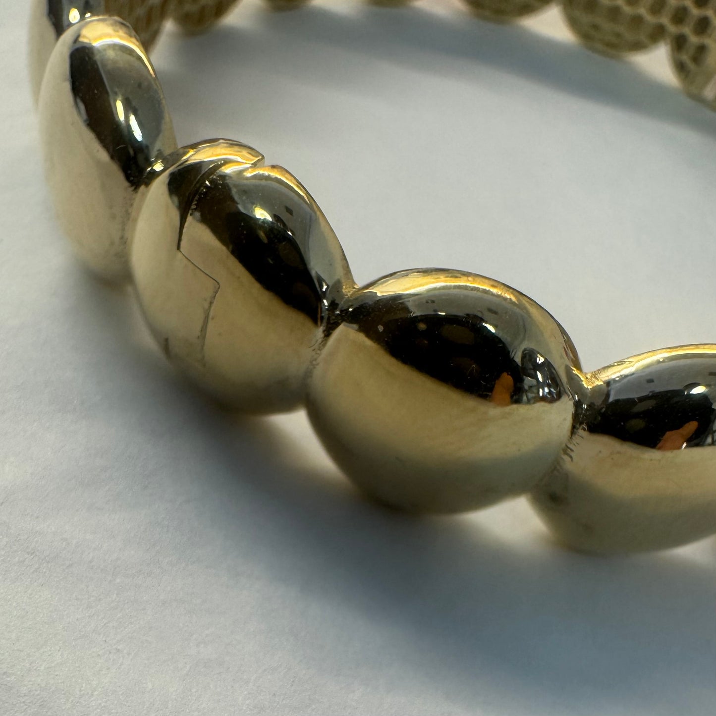 צמיד זהב צהוב 14 קראט קשיח עם חוליות עגולות, שטוחות ומבריקות, בעיצוב מינימליסטי אך בולט.