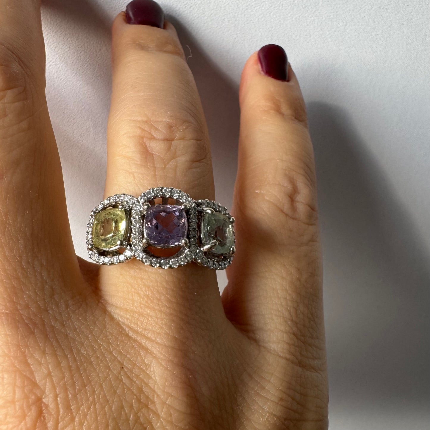 טבעת זהב לבן 18 קראט משובצת שלוש אבני חן בגוונים פסטליים –לילך, אפור בהיר רך וצהבהב.