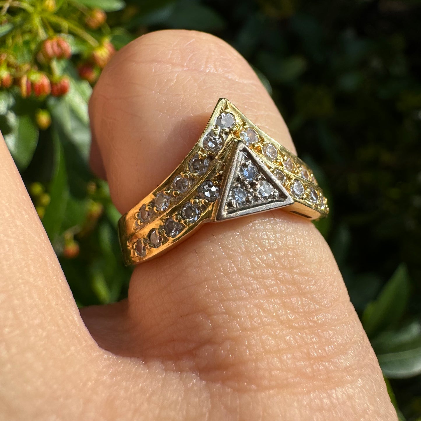 18K gold ring set with Diamonds