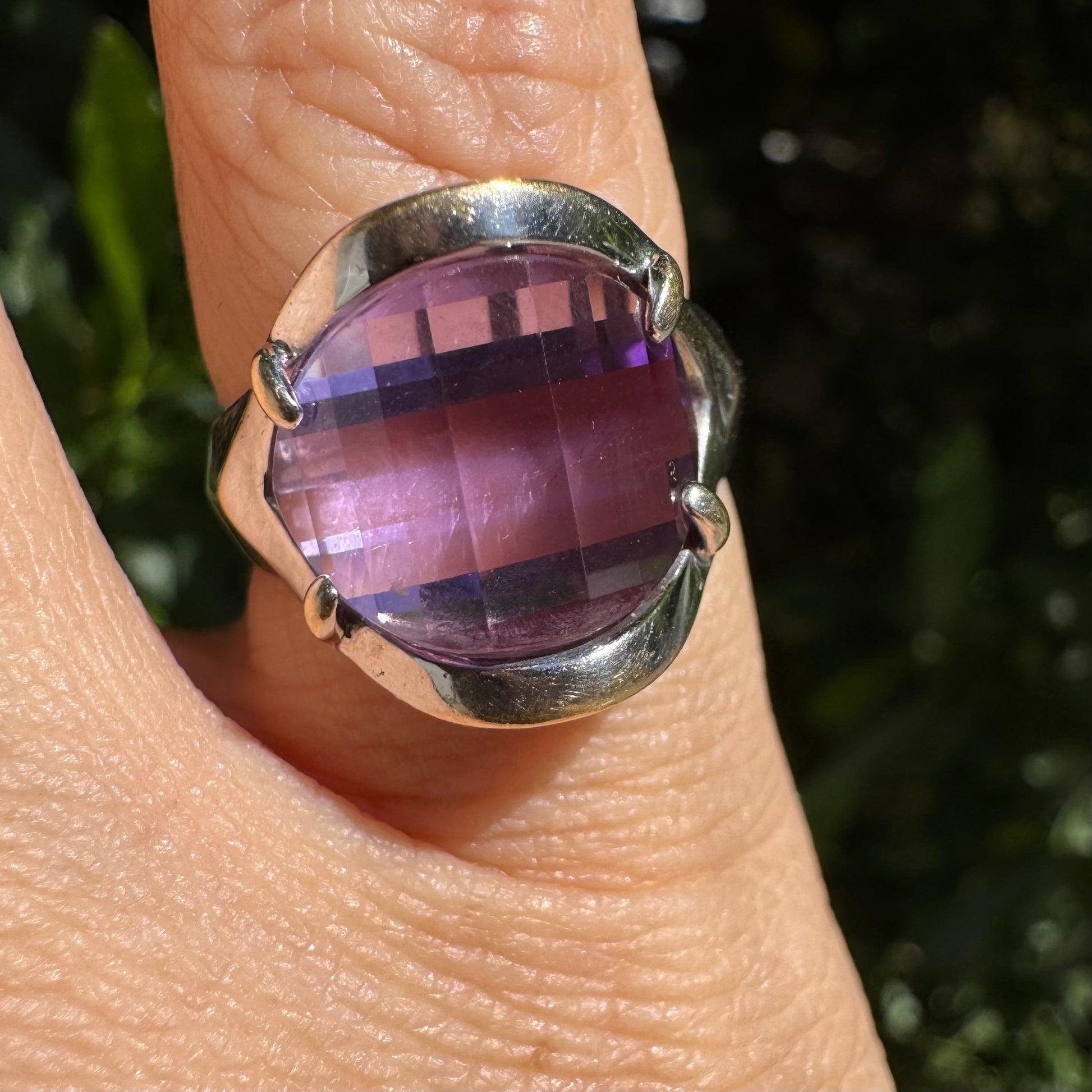 טבעת זהב לבן 14 קראט משובצת אבן אמטיסט בצבע סגול בהיר