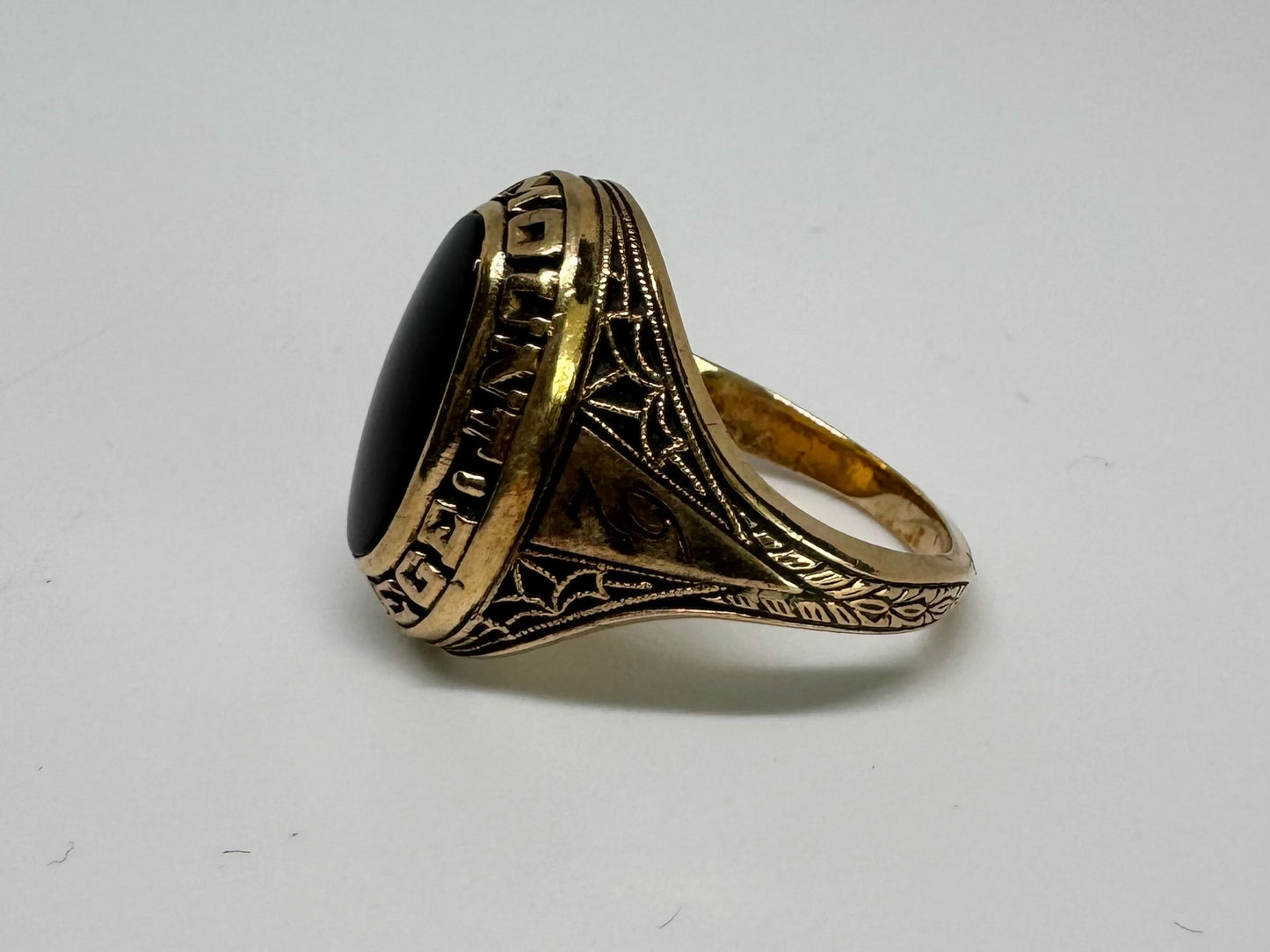 טבעת זהב צהוב 10 קראט משובצת אבן אוניקס שחורה