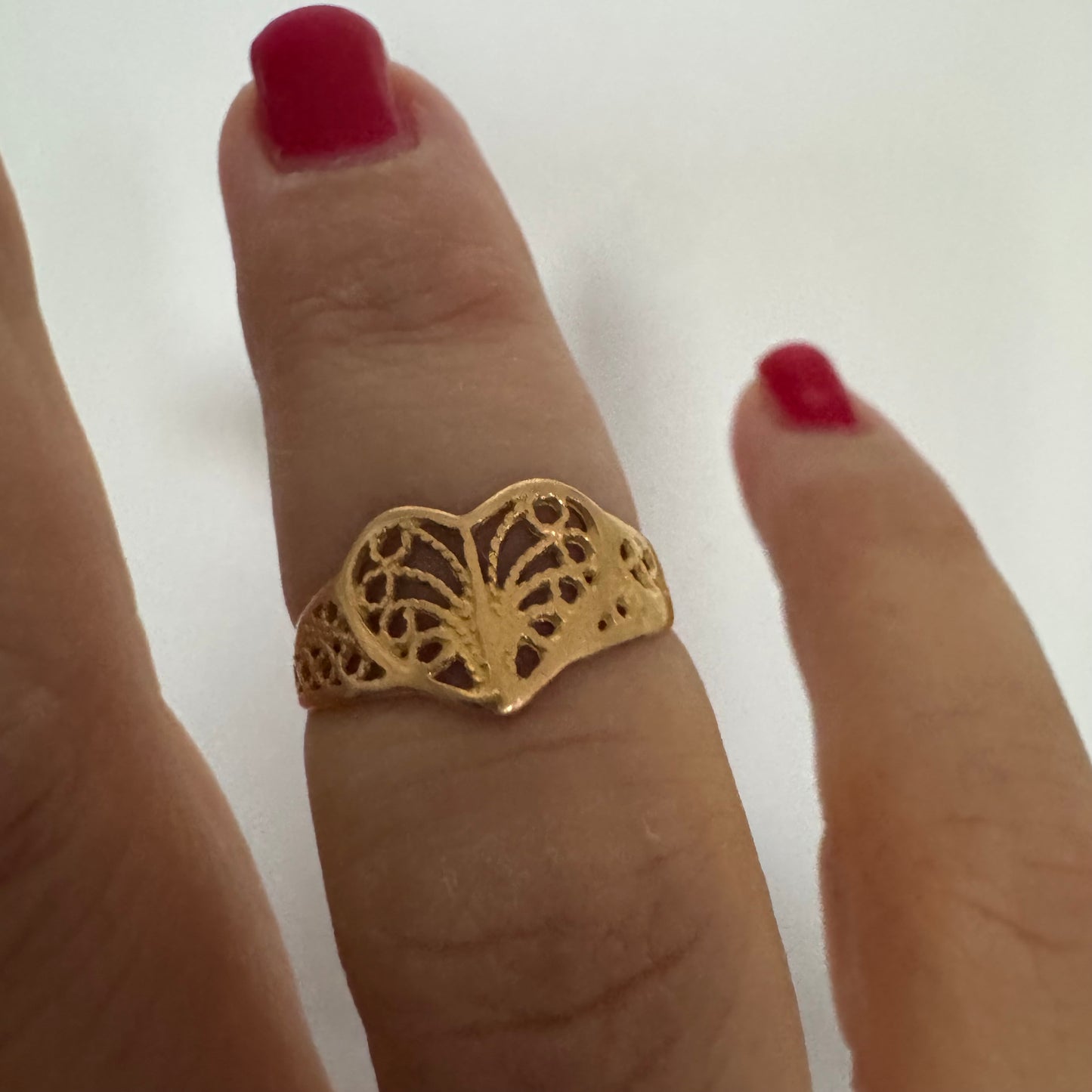 טבעת זהב 21 קראט בעיצוב לב עדין עם עבודת פיליגרן פתוחה.