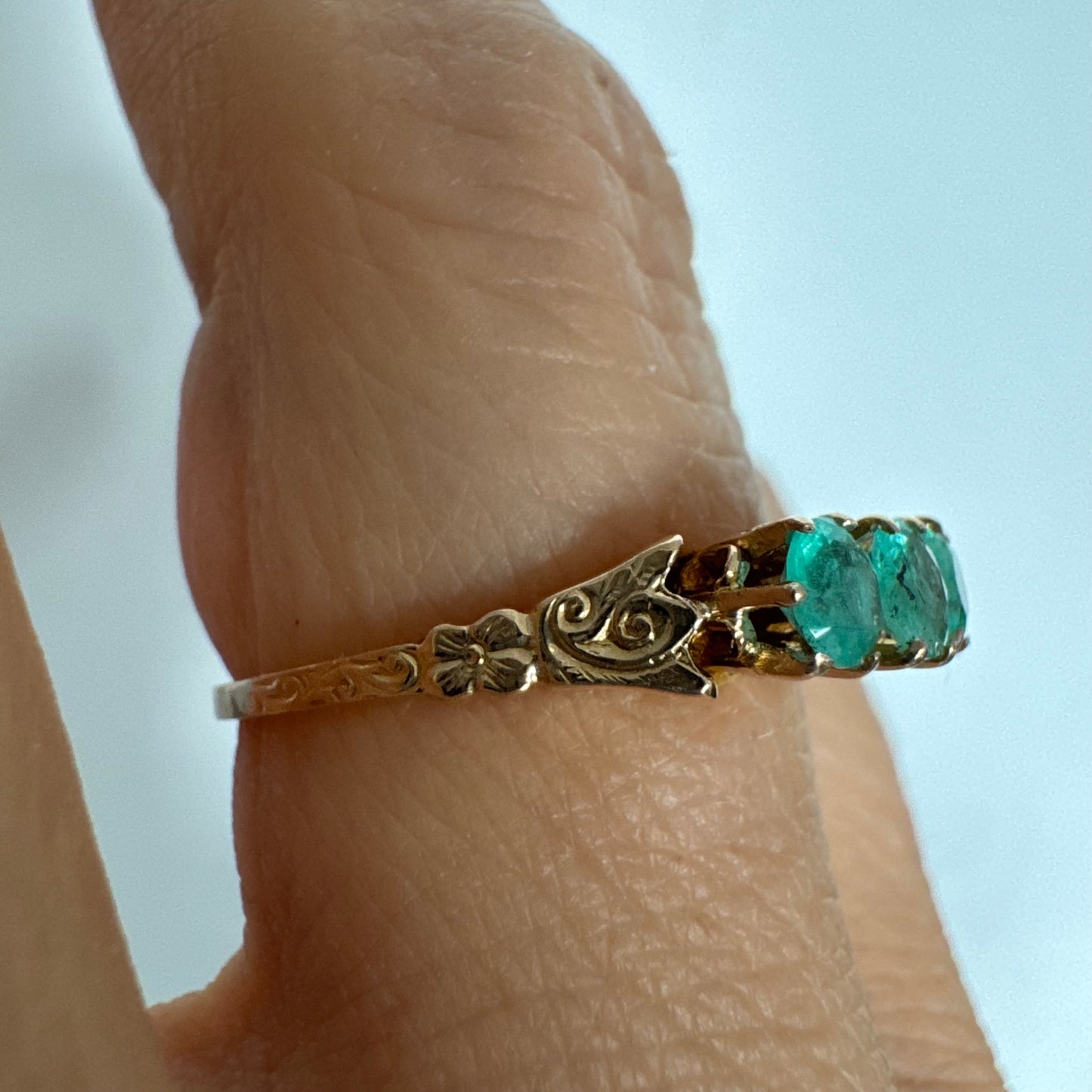 טבעת זהב 9 קראט המשובצת שלוש אבני אמרלד.