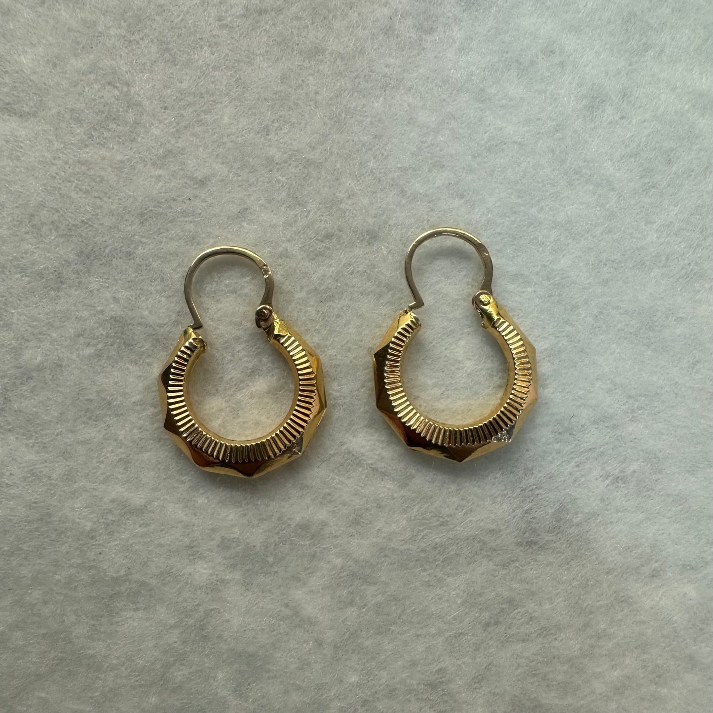 עגילי זהב צהוב 18 קראט חישוקים קטנים