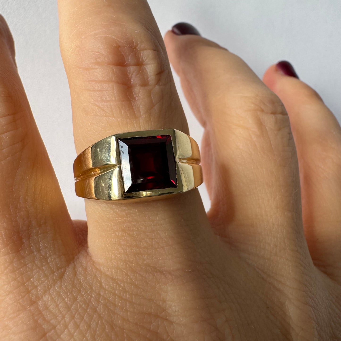 טבעת זהב צהוב 14 קראט משובצת אבן אדומה בחיתוך ריבועי 