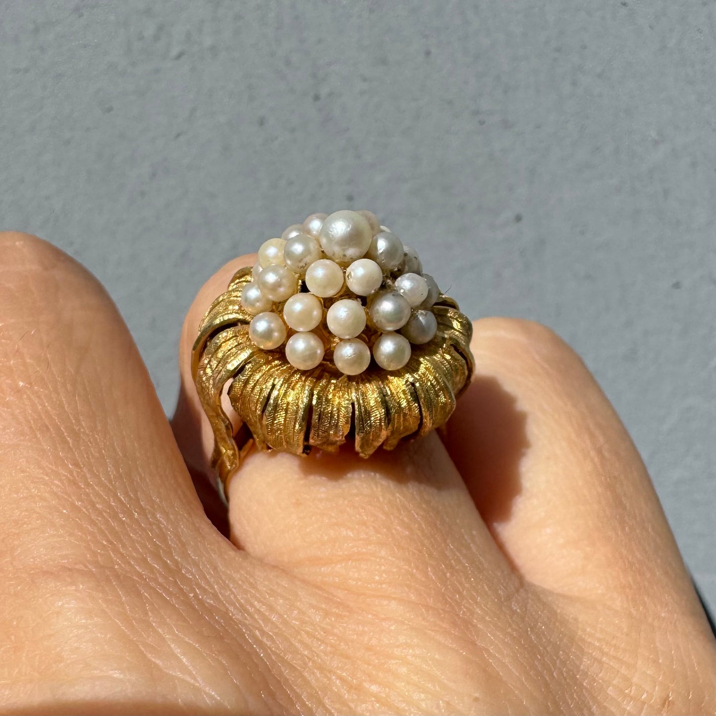 טבעת זהב צהוב 18 קראט, משובצת אשכול פנינים עדינות בעבודת יד מרשימה.