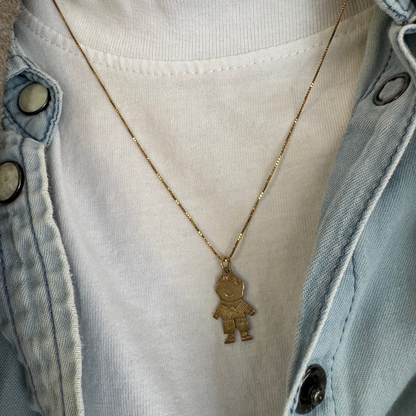 תליון זהב 9 קראט בעיצוב קלאסי ומרגש של דמות ילד. 