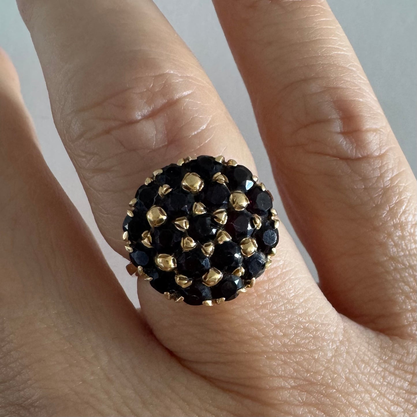 טבעת זהב צהוב 18 קראט משובצת אבני גרנט בצבע אדום-יין