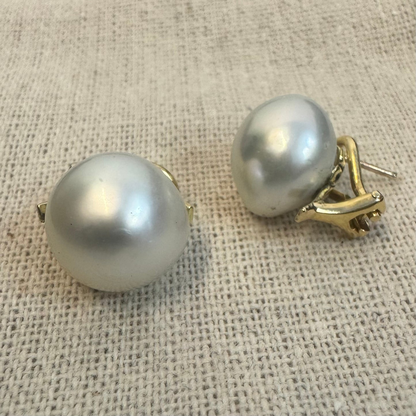 עגילים צמודים לאוזן זהב 14 קראט משובצים פנינים לבנות גדולות ובוהקות.