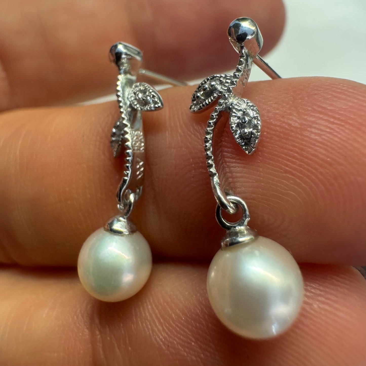 עגילים נופלים עדינים, זהב לבן 14 קראט עם עיצוב עלים , כל אחד משובץ פנינה עגולה בקצה